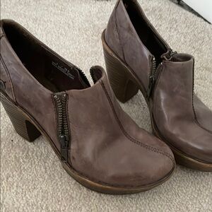 Never worn born bottie  . Excellent condition. Zipper side